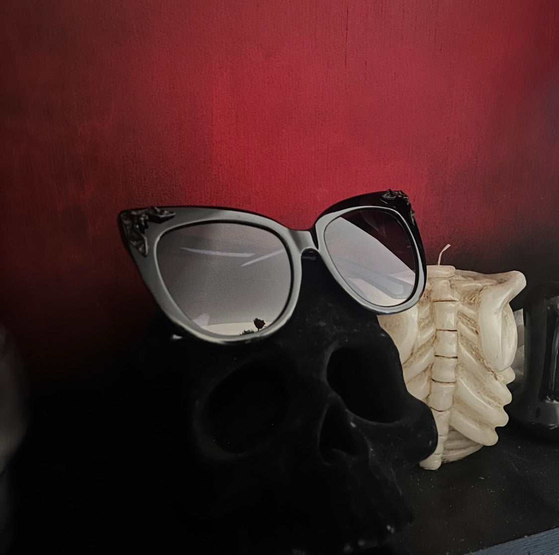 Cat-Eye Wide| Lg Bat Charm Sunglasses
