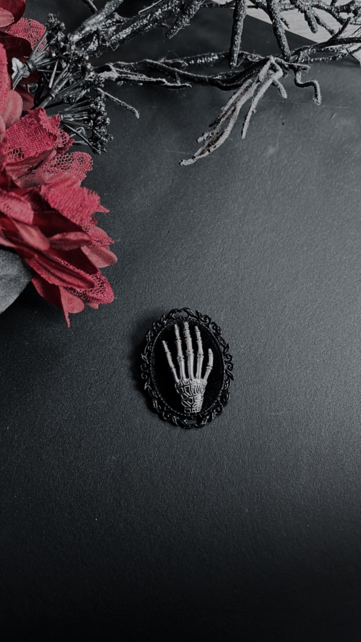 Mano de Muerte Velvet Brooch